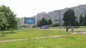 Место под солнцем: жители Фолюша в Гродно не хотят парковку напротив своих окон
