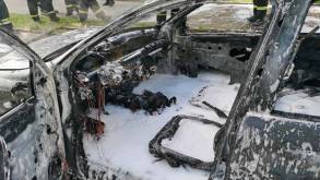 Автомобиль уничтожен полностью: в Лиде прямо на ходу загорелся старенький Opel