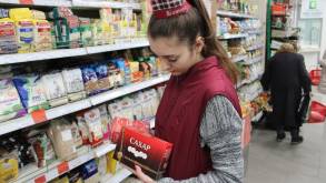 «Сахарная лихорадка» докатилась и до Гродно — в некоторых магазинах в продаже остался только кусковой сахар