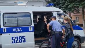 В Лиде переодетые милиционеры патрулируют улицы на велосипеде. Роль «велосипедистки» выполняет девушка