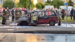 В Гродно на улице Калиновского прямо на проезжей части сгорел автомобиль