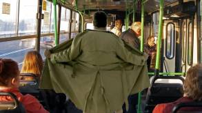 Чтобы понравится девушке, гродненец снял штаны прямо в автобусе. На него завели уголовное дело