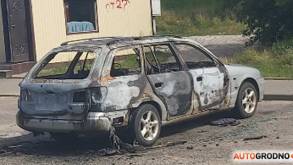 На автовокзале в Волковыске рано утром сгорела Mazda. Владельца авто на месте не было