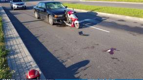 В Сморгони водитель, получивший права менее месяца назад, протаранил попутный скутер. Удар был такой силы, что мопед застрял в передней части BMW