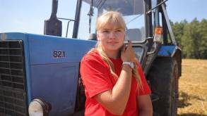 Репортаж: 18-летняя девушка за рулем трактора и комбайна в Вороновском районе