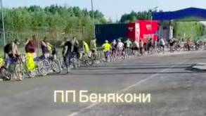 Велосипедисты узнали, что через границу их пропустят без очереди. И теперь их там целая очередь
