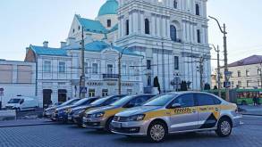 В Беларуси «Яндекс.Такси» и Uber будут платить за наклейки на машинах. Деньги пойдут на госСМИ
