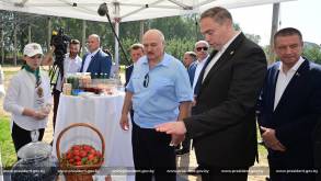Лукашенко предложил торговать белорусскими продуктами прямо на границе с ЕС