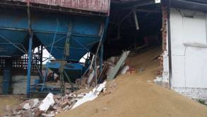 В Ошмянах рухнула стена зерносклада и придавила женщину: ее извлекали из завалов вручную