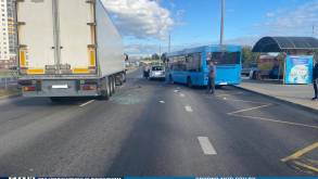 Утром Магистральная улица в Гродно захлебнулась в пробке — фура протаранила легковушку, «выпускавшую» автобус с остановки
