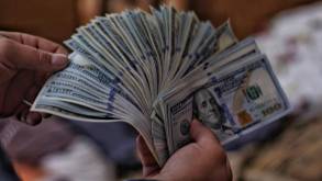 Белорусы избавляются от лишней валюты: смотрим сколько продано в августе