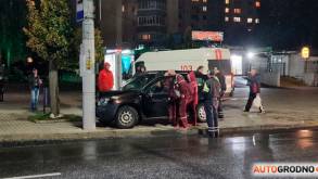 В Гродно автомобиль врезался в столб — мужчине за рулем Renault стало плохо во время движения