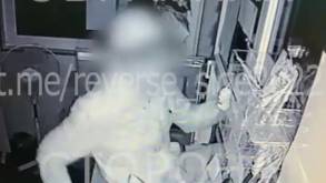 В Гродно обворовали киоск: мужчина выгребал товары с витрины прямо под объективом видеокамеры