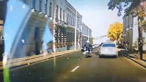В Гродно мотоциклист, двигавшийся между встречными потоками, протаранил выезжавшую со двора машину такси