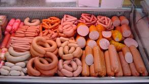 «Разница доходила до двух рублей»: в Лиде после запрета на рост цен выявили подорожавшую колбасу и могут завести «уголовку»
