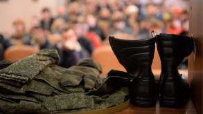 «Никаких предпосылок волноваться родителям призывников нет»: в Гродненской области за два дня отправили в армию 200 новобранцев