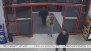 В Гродно милиция разыскивает мужчину, который украл сумку с продуктами у женщины, пока та строчила жалобу на магазин