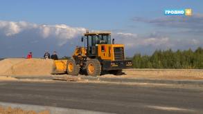Всё готово к возведению автомагистрали: в Гродно на участке объездной дороги от Заболоти до Озерского шоссе начали укладывать песок и щебень