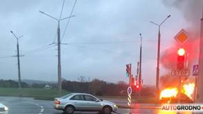 Дедушка просто не заметил красный сигнал светофора: после ДТП у ТРК Triniti в Гродно одна из машин полностью сгорела
