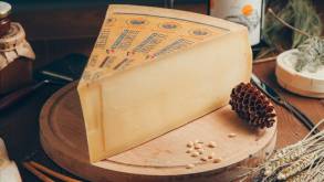В Британии выбрали самый вкусный в мире сыр. Вы не поверите, но его аналог делают и в Беларуси — всего 15,32 руб. за кг