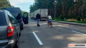В Литву без очереди теперь все? Сообщают, что границе владельцев самокатов отправляют в общую с машинами «колейку»