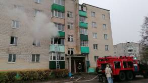 Трагедия в Лиде: после тушения пожара в квартире многоэтажки спасатели на полу нашли тело женщины