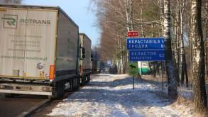 Огромные очереди на границе: к тысячам фур, ожидающим выезда из Беларуси, уже присоединяются и легковые авто