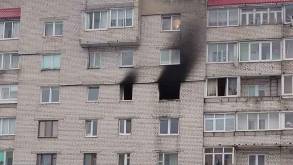 В Гродно в многоэтажке выгорела двухкомнатная квартира. Спасатели эвакуировали 15 человек
