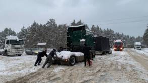 Фуры стоят в два ряда: на границе под Гродно из-за снегопада транспортный коллапс