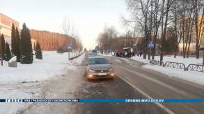 На БЛК в Гродно автомобиль сбил девушку, перебегавшую дорогу по пешеходному переходу. Она в реанимации