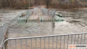 По понтонному мосту в Гродно не пройти: его затопило разлившимся Неманом