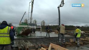 Работы на Новом мосту в Гродно идут так быстро, что строители уже столкнулись с первыми проблемами — некоторые детали не успевают поставить в срок
