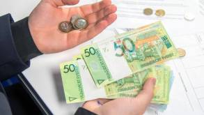 Подписал указ о своевременной выплате зарплат в Беларуси