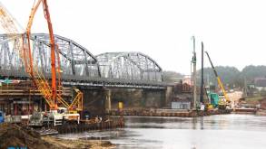 На Немане под Мостами строят новым мост — он будет автомобильным дублером 100-летнего памятника архитектуры