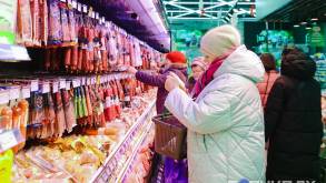 Меньше говядины, больше крупы: как за год изменились покупки белорусов
