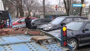 В Гродно продолжают избавляться от брошенного во дворах автохлама. Рассказываем, как это работает по закону