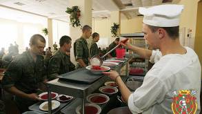 Стало известно, сколько в 2023 году Беларусь потратит на питание в белорусской армии