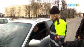 В Гродно девушки из ГАИ поздравили водителей с 23 февраля