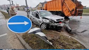 На Ольшанке в Гродно мусоровоз протаранил легковушку: ее водитель не уступил дорогу грузовику