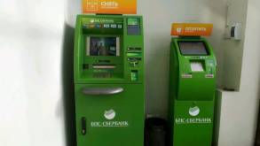 В Беларуси Сбер Банк перестал принимать доллары и евро через банкоматы. Это был один из способов сдать поврежденные купюры, которые не принимали в обменниках