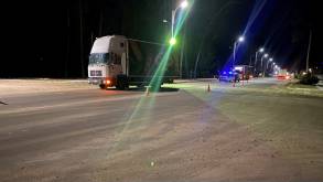 В Березовке пьяная женщина попала под грузовик: ее с переломами конечностей поместили в больницу