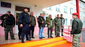 «Оружие просто так выдаваться не будет»: глава МВД о народном ополчении в Беларуси