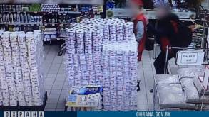 В Сморгони мужчина зашел в магазин и начал душить продавщицу — накануне он перебрал с алкоголем (видео)