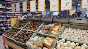 Представители гродненских профсоюзов прошлись по магазинам и посмотрели на цены: часть продуктов выросла в стоимости, но овощной корзиной можно гордиться