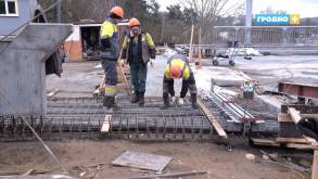 На Новом мосту в Гродно через несколько дней завершат бетонирование тротуаров. 10 апреля уже начнут укладывать асфальт