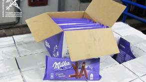Гродненские таможенники пресекли ввоз 2,5 тонн шоколадок «Milka». Оказывается, они входят в перечень запрещенных товаров