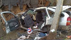 Смертельный обгон под Новогрудком: Ford сбил столб и врезался в дом – двое погибших