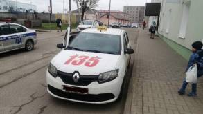 Авария в Новогрудке: бабушка пошла через дорогу, а таксист в этот момент поехал назад
