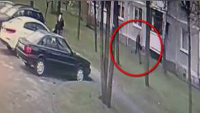 Специально следил за ней от обменника: в Гродно мужчина ограбил пенсионерку, но убегал прямо под камерами видеонаблюдения