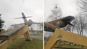 В Волковыске молодой парень перед новым годом петардой подорвал самолет-памятник. Стало известно, как его наказали